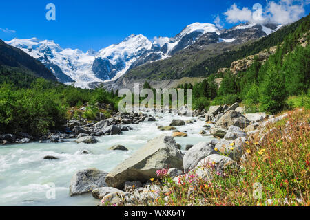 Morteratsch Tal mit Piz Palue (3905 m), Piz Bernina (4049 m), Piz Morteratsch (3751 m) und der Morteratschgletscher im Herbst. Stockfoto