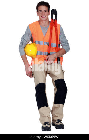 junge Handwerker mit einem riesigen Schraubenschlüssel Stockfoto