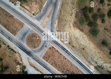 Autobahn Interchange mit Kreisverkehr. Luftbild von oben nach unten. Stockfoto