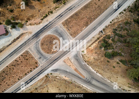 Autobahn Interchange mit Kreisverkehr. Luftbild von oben nach unten. Stockfoto