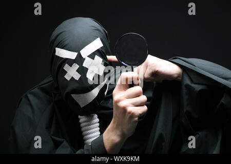 Schwarz mime mit Seil um den Hals auf schwarzem Hintergrund Stockfoto