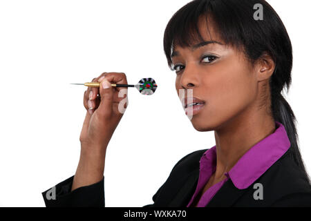 Geschäftsfrau einen Dart zu werfen Stockfoto