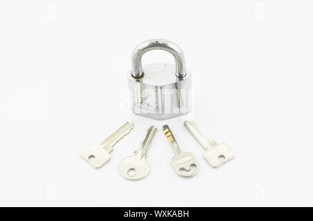 viele Schlüssel isoliert auf weißem Hintergrund Stockfoto