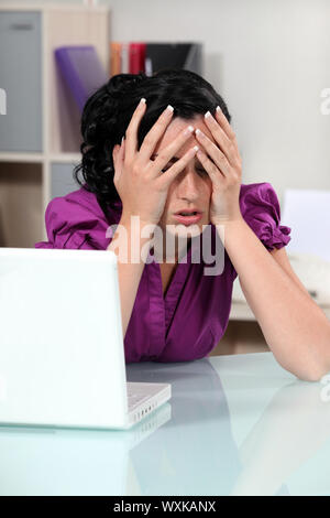 junge Geschäftsfrau mit Kopfschmerzen Stockfoto
