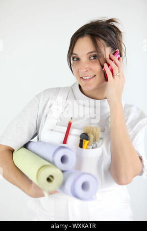 Porträt der Frau Tapetenarbeiten am Telefon Stockfoto