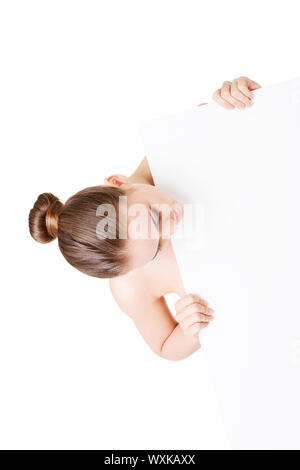 Schöne Frau mit perfekter Haut und wunderschönen Gesicht hält leere Kammer. Isoliert auf weißem Hintergrund. Stockfoto