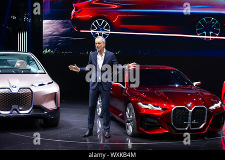 Frankfurt, Deutschland. 10 Sep, 2019. Adrian van HOOYDONK, Senior Vice President der BMW Group, Design, präsentiert die BMW Concept 4, Pkw, Internationale Automobilausstellung IAA 2019 in Frankfurt, am 10.09.2019. | Verwendung der weltweiten Kredit: dpa/Alamy leben Nachrichten Stockfoto