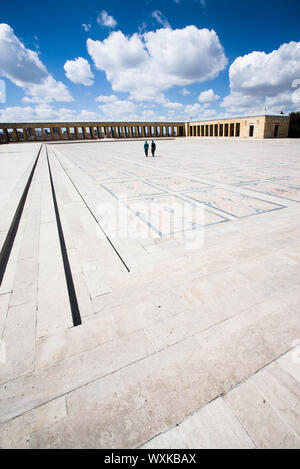 Türken vor der Mausoleum für türkische Führer Mustafa Kemal Atatürk in Ankara. Stockfoto