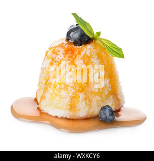 Marmelade-Kuchen mit Heidelbeeren und Minze isoliert auf weiss Stockfoto