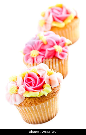 Reihe von leckeren Muffins mit Puderzucker Blumen Stockfoto