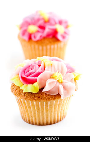 Reihe von leckeren Muffins mit Puderzucker Blumen Stockfoto