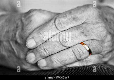 Ältere Frau Hände mit goldenen Ehering hautnah Stockfoto