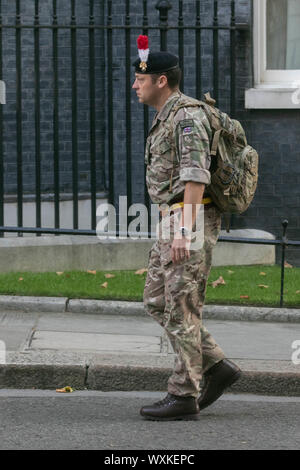 London, Großbritannien. 17 Sep, 2019. Ein Mitglied des Royal Regiment von Füsiliere in Downing Street Credit eintrifft: Amer ghazzal/Alamy leben Nachrichten Stockfoto