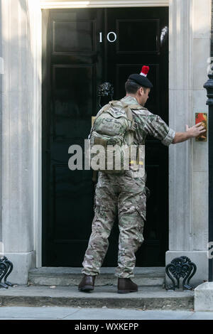 London, Großbritannien. 17 Sep, 2019. Ein Mitglied des Royal Regiment von Füsiliere in Downing Street Credit eintrifft: Amer ghazzal/Alamy leben Nachrichten Stockfoto