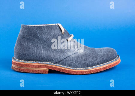 Männer denim Schuh auf einem blauen Hintergrund Stockfoto