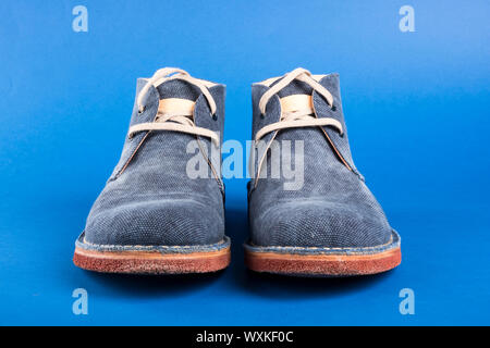 Männer denim Schuh auf einem blauen Hintergrund Stockfoto