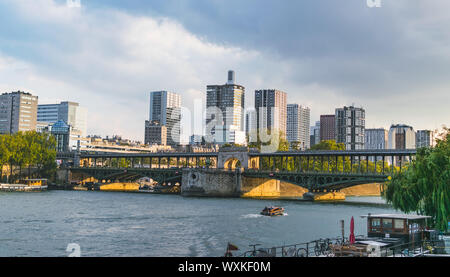 PARIS, Frankreich, 02. Oktober 2018: Apartment Gebäude neben dem Fluss Seine in Paris, Frankreich. Stockfoto