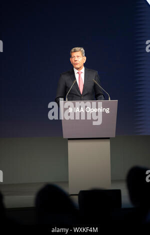 Frankfurt, Deutschland. 12 Sep, 2019. VDA-Präsident Bernhard Mattes, bei seiner Rede zur Eröffnung der Internationalen Automobilausstellung IAA 2019 in Frankfurt, am 12.09.2019. | Verwendung der weltweiten Kredit: dpa/Alamy leben Nachrichten Stockfoto