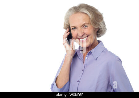 Lächelnde senior Frau genießt das Gespräch Stockfoto