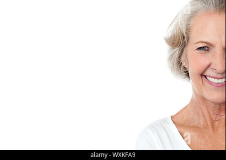 Fröhliche alte Dame lächelnd, beschnitten Bild. Stockfoto
