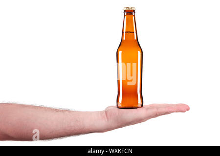 Eine Flasche Bier in der Handfläche einer Hand. Stockfoto
