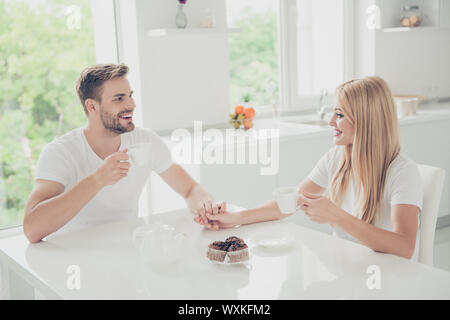 Profil Seitenansicht von zwei fröhliche Ausschreibung Schöne charmante adorable Stockfoto