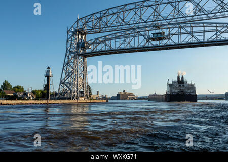 Ein Schiff vorbei unter einem Heben der Brücke am Lake Superior Stockfoto