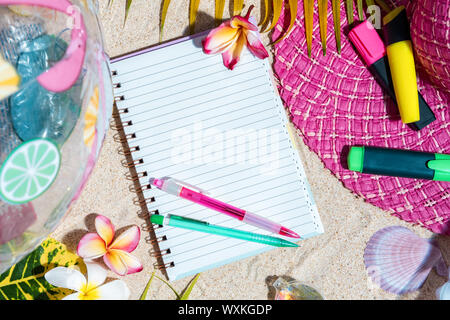 Leere Schreiben von Notizen mit rosa und grünen Stift auf Sand, umgeben von grünen Palmen treibt, Meer shelles, rosa Hut, aufblasbare Spielzeuge. Sommer Strand backgroun Stockfoto