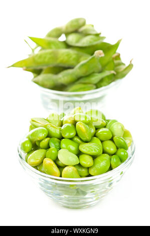 Edamame Sojabohnen geschält und mit Hülsen in Schalen Stockfoto