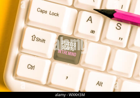 Schreiben Hinweis zeigen Erfolg beginnt im Kopf. Business Konzept für Ihren Verstand zu positivität ist ein langer Weg, weiß PC-Tastatur mit Hinweis pap gehen kann eingestellt Stockfoto