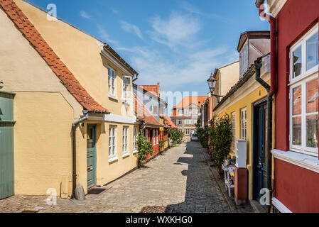 Rote und gelbe alte Häuser in einer schmalen Gasse in Faaborg, Dänemark, 12. Juli 2019 Stockfoto