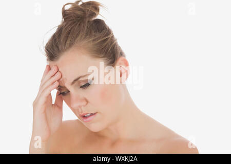 Junge Frau mit Kopfschmerzen auf weißem Hintergrund Stockfoto