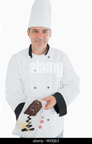 Porträt von männlichen Chef mit Schokolade Gebäck auf weißem Hintergrund Stockfoto