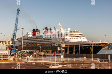 Cobh, Cork, Irland. 17. September 2019. Kreuzfahrtschiff Disney Magic angedockt am tiefen Wasser Liegeplatz in Ringaskiddy, Co Cork, Irland, wo Sie den Tag verbringen werden die 2834 Besucher in die Stadt. - Gutschrift; David Creedon/Alamy leben Nachrichten Stockfoto