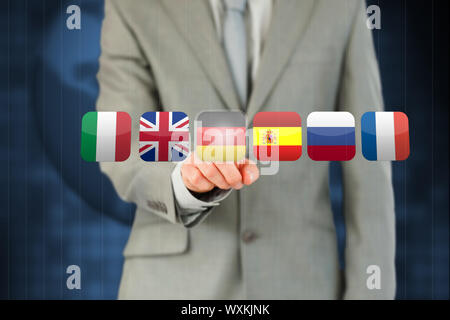 Geschäftsmann, die deutsche Flagge auf Touchscreen vor einem blauen Hintergrund aktivieren Stockfoto