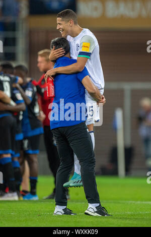 Paderborn, Deutschland. 16 Sep, 2019. Amin HARIT (rechts, GE) und David Wagner (Trainer, GE) über den Sieg freuen, Jubel, Jubel, Jubeln, Freude, Jubel, zu feiern, zu abschließenden Jubel, ganze Zahl, Porträt, Fußball 1. 1. Fussballbundesliga, 4. Spieltag, SC Paderborn 07 (PB) - FC Schalke 04 (GE) 1:5, am 15/09/2019 in Paderborn/Deutschland. € | Nutzung der weltweiten Kredit: dpa/Alamy leben Nachrichten Stockfoto