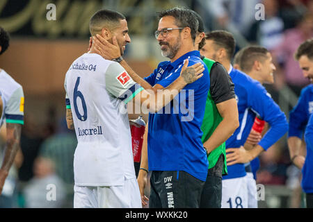 David Wagner (rechts, Coach, GE) mit Omar MASCARELL (GE) über den Sieg, Jubel, Jubel, Jubeln, Freude, Jubel, zu feiern, zu abschließenden Jubel, halb Bild, halb Abbildung, Fußball 1. Fussballbundesliga, 4. Spieltag, SC Paderborn 07 (PB) - FC Schalke 04 (GE) 1:5, am 15/09/2019 in Paderborn/Deutschland. € | Nutzung weltweit Stockfoto