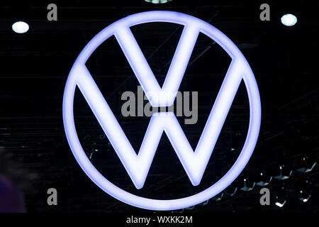 Frankfurt, Deutschland. 12 Sep, 2019. Der neue Volkswagen Logo, VW-Logo, Öffnung der internationalen Automobilausstellung IAA 2019 in Frankfurt, am 12.09.2019. | Verwendung der weltweiten Kredit: dpa/Alamy leben Nachrichten Stockfoto