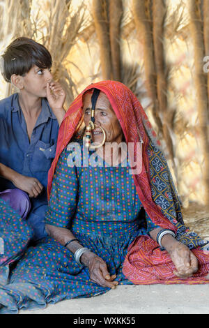 Dhaneta jat Frau tragen der Nathli Goldenen Ring, Madhari Gruppe, tolle Rann von Kutch Wüste, Gujarat, Indien. Stockfoto