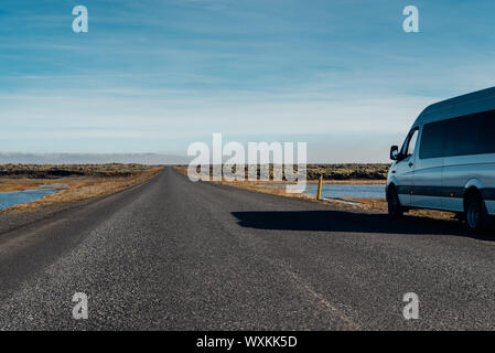 Auto auf der Seite eine leere Straße in Island geparkt Stockfoto