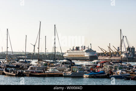 Monkstown, Cork, Irland. 17. September 2019. Freizeitaktivitäten Handwerk günstig an der Marina in Monkstown, Frame das Kreuzfahrtschiff Disney Magic als kommt sie im tiefen Wasser Liegeplatz in Ringaskiddy, Co Cork, Irland, wo Sie den Tag verbringen, dass 2834 die Besucher der Stadt.- Gutschrift; David Creedon/Alamy leben Nachrichten Stockfoto