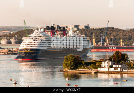 Cobh, Cork, Irland. 17. September 2019. Kreuzfahrtschiff Disney Magic geht White Point in Vancouver auf dem Weg ins tiefe Wasser Liegeplatz in Ringaskiddy, Co Cork, Irland, wo Sie den Tag verbringen werden die 2834 Besucher in die Stadt. - Gutschrift; David Creedon/Alamy leben Nachrichten Stockfoto