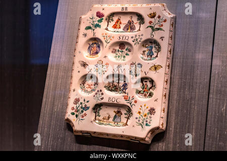 München, Deutschland - 27. NOVEMBER 2018: Die stellt eine Ausstellung der Geschichte der Entwicklung der Brettspiele Schach backgammon Poker in der Bava Stockfoto