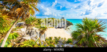 Mayaruinen von Tulum an der tropischen Küste. Gott der Winde Tempel am Paradise Beach. Mayaruinen von Tulum, Quintana Roo, Mexiko. Stockfoto