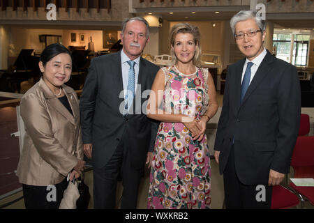 17. September 2019, Berlin: Akiko Yagi (L-R), die Gattin des japanischen Botschafter, Klaus-Dieter Lehmann, Präsident des Goethe-Instituts und Vertreter des Praemium Imperiale in Deutschland, der Musiker Anne-Sophie Mutter und Takeshi Yagi, japanischen Botschafter sind bei der Bekanntgabe der Preisträger des Praemium Imperiale im Musical Instrument Museum präsentieren. Anne-Sophie Mutter ist einer der diesjährigen Preisträger. Der Kulturpreis wird seit 1989 verliehen auf Vorschlag der japanischen Kaiserfamilie im Speicher des Prinzen Takamatsu (1905-1987). Das Preisgeld in den fünf Kategorien Stockfoto