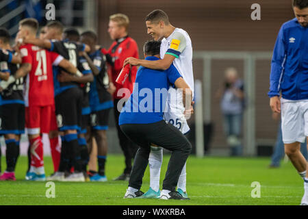 Paderborn, Deutschland. 16 Sep, 2019. Amin HARIT (rechts, GE) und David Wagner (Trainer, GE) über den Sieg freuen, Jubel, Jubel, Jubeln, Freude, Jubel, zu feiern, zu abschließenden Jubel, ganze Zahl, Fußball 1. 1. Fussballbundesliga, 4. Spieltag, SC Paderborn 07 (PB) - FC Schalke 04 (GE) 1:5, am 15/09/2019 in Paderborn/Deutschland. € | Nutzung der weltweiten Kredit: dpa/Alamy leben Nachrichten Stockfoto