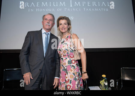 17. September 2019, Berlin: Klaus-Dieter Lehmann, Präsident des Goethe-Instituts und Vertreter des Praemium Imperiale in Deutschland, und der Musiker Anne-Sophie Mutter sind bei der Bekanntgabe der Preisträger des Praemium Imperiale im Musical Instrument Museum präsentieren. Anne-Sophie Mutter ist einer der diesjährigen Preisträger. Der Kulturpreis wird seit 1989 verliehen auf Vorschlag der japanischen Kaiserfamilie im Speicher des Prinzen Takamatsu (1905-1987). Das Preisgeld in den fünf Kategorien von Malerei, Bildhauerei, Architektur, Musik und Theater/film beträgt die Themenausdrücke Stockfoto