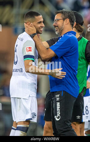 David Wagner (re., Coach, GE) mit Omar MASCARELL (GE) über den Sieg, Jubel, Jubel, Jubeln, Freude, Jubel, zu feiern, zu abschließenden Jubel, halb Bild, halb Abbildung, Hochformat, Fußball 1. 1. Fussballbundesliga, 4. Spieltag, SC Paderborn 07 (PB) - FC Schalke 04 (GE) 1:5, am 15/09/2019 in Paderborn/Deutschland. € | Nutzung weltweit Stockfoto