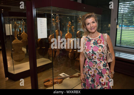 17. September 2019, Berlin: Der Musiker Anne-Sophie Mutter kurz vor der Bekanntgabe der Preisträger des Praemium Imperiale im Musical Instrument Museum. Anne-Sophie Mutter ist einer der diesjährigen Preisträger. Der Kulturpreis wird seit 1989 verliehen auf Vorschlag der japanischen Kaiserfamilie im Speicher des Prinzen Takamatsu (1905-1987). Das Preisgeld in den fünf Kategorien von Malerei, Bildhauerei, Architektur, Musik und Theater/film Beträge in Höhe von umgerechnet 126.000 Euro. Berlin, die Präsidentin des Goethe-Instituts und Vertreter des Praemium Imperiale in Stockfoto