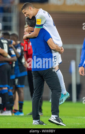 Paderborn, Deutschland. 16 Sep, 2019. Amin HARIT (rechts, GE) und David Wagner (Trainer, GE) über den Sieg freuen, Jubel, Jubel, Jubeln, Freude, Jubel, zu feiern, zu abschließenden Jubel, ganze Zahl, Porträt, Fußball 1. 1. Fussballbundesliga, 4. Spieltag, SC Paderborn 07 (PB) - FC Schalke 04 (GE) 1:5, am 15/09/2019 in Paderborn/Deutschland. € | Nutzung der weltweiten Kredit: dpa/Alamy leben Nachrichten Stockfoto